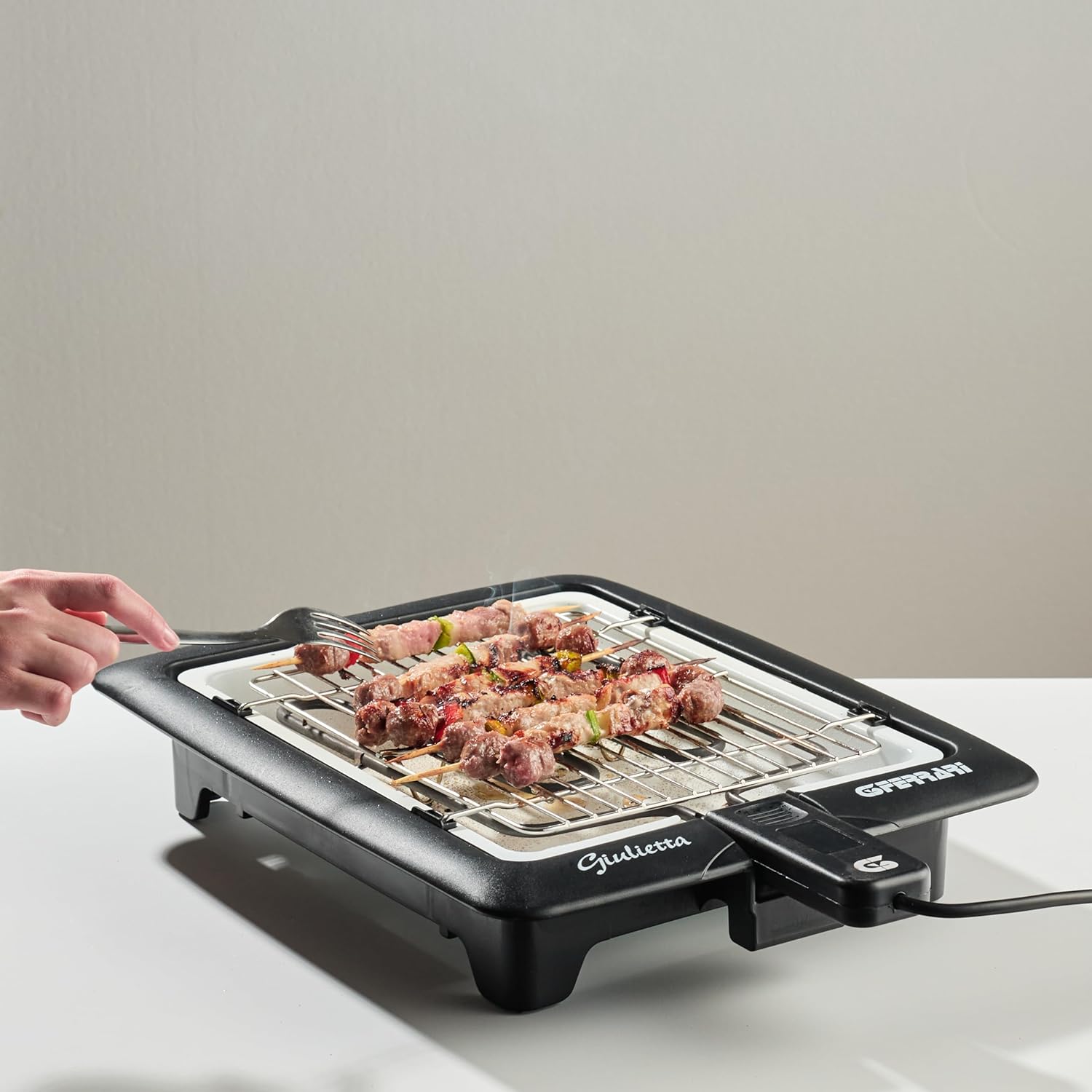 G3 Ferrari G10024 Giulietta Barbecue Elettrico, 2000 W, Griglie Inox, Area cottura 31 x 25 cm, Vassoio porcellanato per facile pulizia, Resistenza in acciaio corazzato, Griglia doppia, Nero